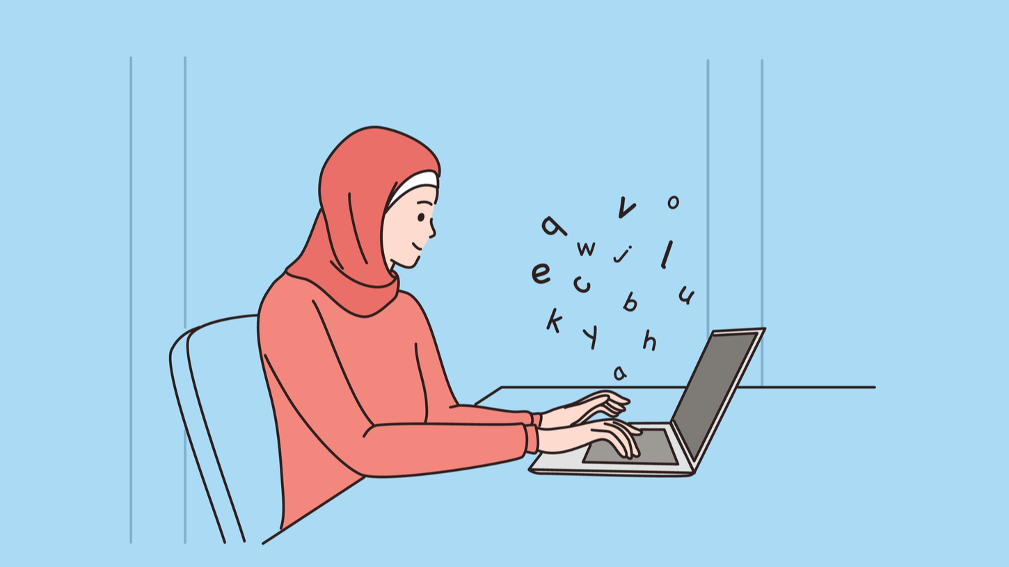 女性がパソコンで記事執筆をしている